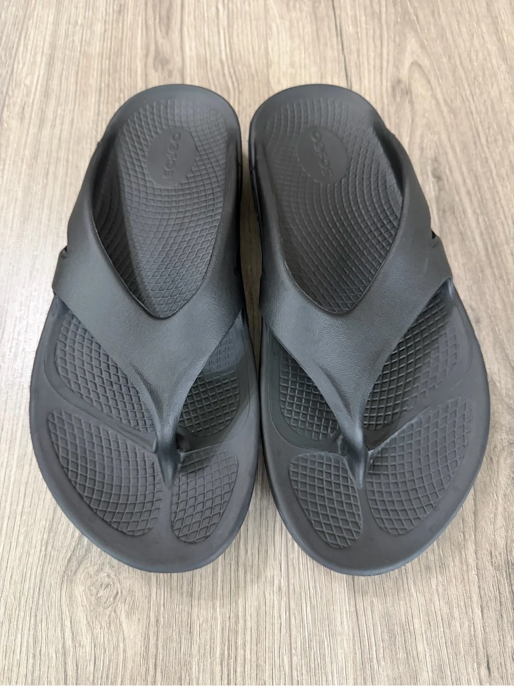 OOFOS Black Thong Recovery Sandals